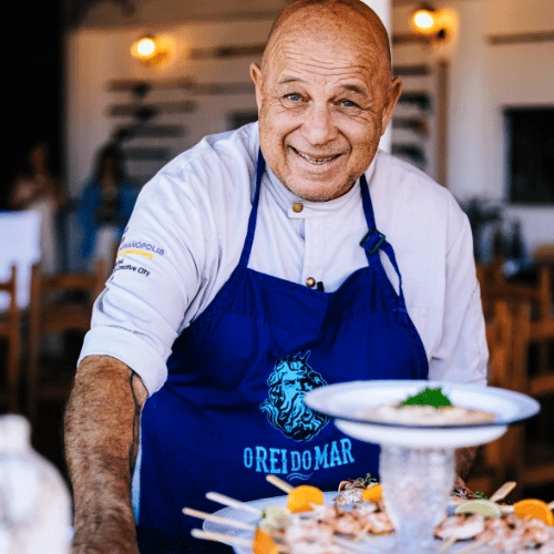 A gastronomia do&nbsp;R&eacute;veillon Campeche&nbsp;ter&aacute; a assinatura de&nbsp;Narbal Corr&ecirc;a &mdash; O Rei do Mar, chef, pesquisador, pescador submarino, empres&aacute;rio e autor que construiu sua trajet&oacute;ria a partir de uma rela&ccedil;&atilde;o profunda com o oceano e com a gastronomia de frutos do mar. Natural de Florian&oacute;polis, Narbal re&uacute;ne d&eacute;cadas de experi&ecirc;ncia entre restaurantes, consultorias e mais de mil eventos gastron&ocirc;micos realizados no Brasil e no exterior. Sua cozinha combina t&eacute;cnica, conhecimento da origem dos ingredientes e respeito &agrave; mat&eacute;ria-prima, em uma trajet&oacute;ria que passou por projetos reconhecidos da gastronomia catarinense e por experi&ecirc;ncias no Caribe, Mediterr&acirc;neo e diferentes regi&otilde;es do Brasil.

No&nbsp;R&eacute;veillon Campeche, Narbal ser&aacute; o respons&aacute;vel pela cria&ccedil;&atilde;o e condu&ccedil;&atilde;o de toda a experi&ecirc;ncia gastron&ocirc;mica do evento, assinando o&nbsp;Open Food&nbsp;servido ao longo da noite. A proposta &eacute; levar para a virada uma gastronomia conectada ao territ&oacute;rio, ao mar e ao jeito de viver o Campeche, transformando a comida em um dos grandes protagonistas da experi&ecirc;ncia. Mais do que um servi&ccedil;o de alimenta&ccedil;&atilde;o, ser&aacute; uma mesa pensada para celebrar:&nbsp;boa comida, ingredientes selecionados e a assinatura de um chef que fez do mar a inspira&ccedil;&atilde;o de uma vida inteira.